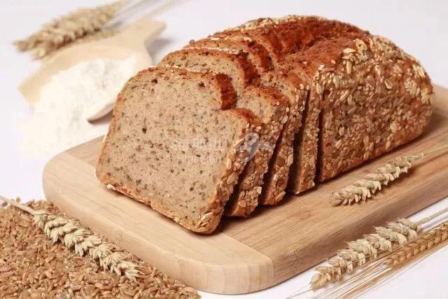 wholemeal bread 中文翻译叫全麦面包,由全谷物(wholegrain)经过碾磨