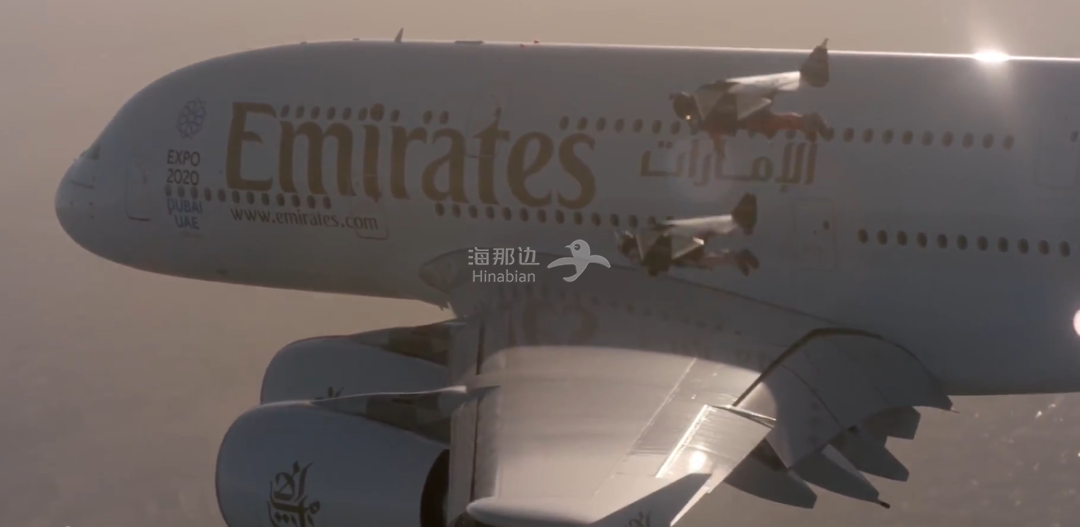 全球最大的客机emiratesa390冲破云层时