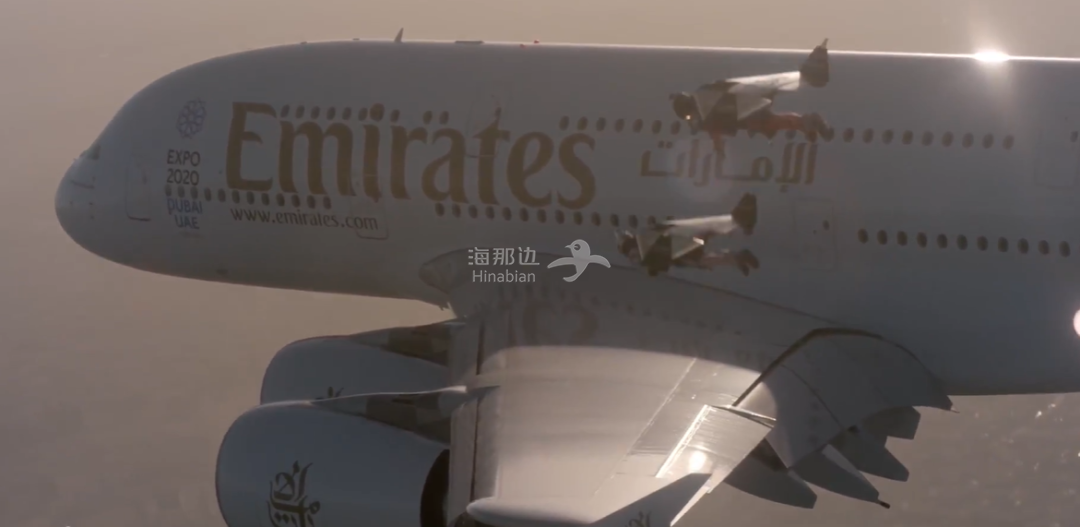 全球最大的客机emirates a390冲破云层时,有两人从机身后面翱翔而来