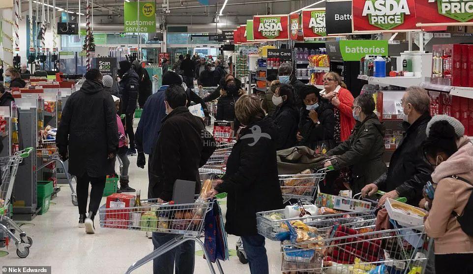 超市成为如今英国最热闹和拥堵的地方,而对比之下,其它地方简直如同"