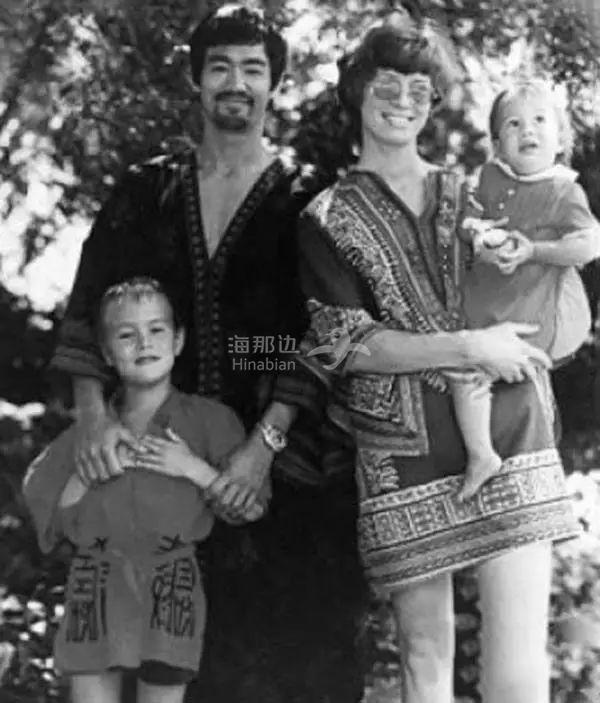 李小龙双手扶着这个小孩是他的儿子李国豪,右边是李小龙夫人琳达·埃