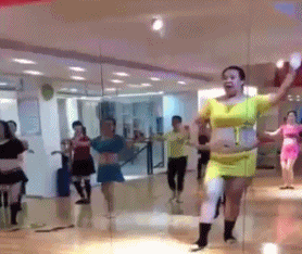 将信将疑的惠萍开始学习肚皮舞.