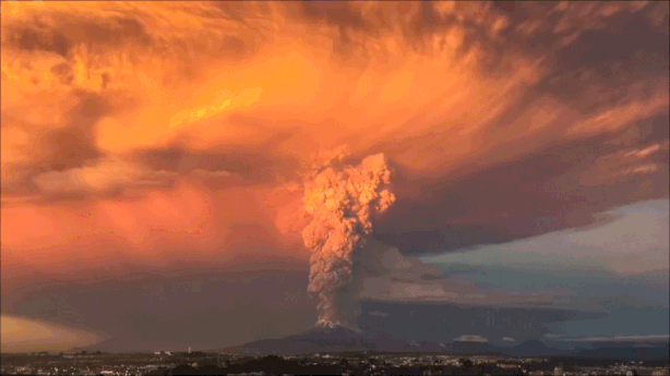 的坦博拉火山也爆发过 那是人类历史上 规模最大的火山爆发 从