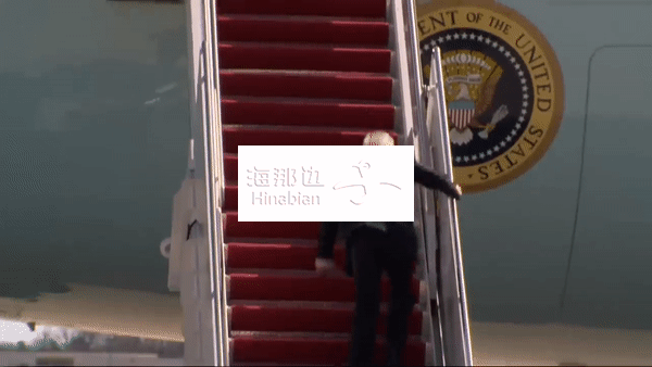 拜登总统在周五前往亚特兰大之前 登上空军一号时身体失衡,之 后"