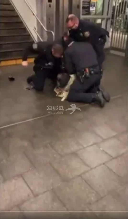 一段从监控摄像头拍摄的视频显示,一名警员和男子从楼梯上翻滚下来,当