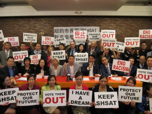 亚裔维权团体反对取消特殊高中入学考试的提案。(美国《寰球日报》/颜嘉莹 摄) ..
