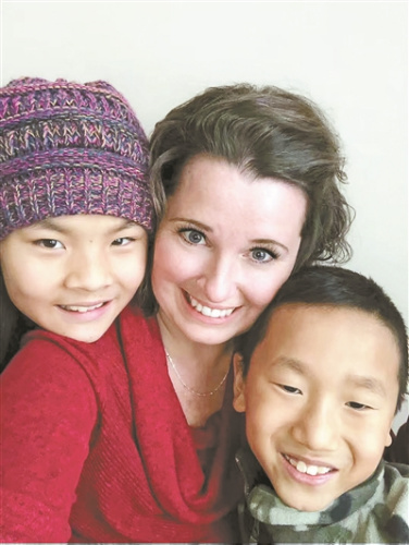 Cheri和她收养的中国孩子