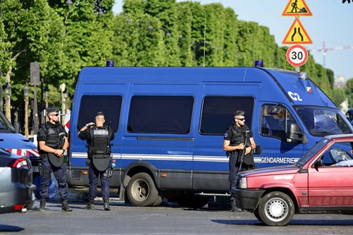 2017年6月19日下午，一男子驾车在巴黎香榭丽舍大道上突然冲撞宪兵部队的巡逻执勤车辆。肇事车辆随即起火，驾车者身受重伤，最终不治身亡。警方无人伤亡。 目前，法国内政部已将该事件定性为“恐怖袭击图谋”，巴黎检方反恐部门随即展开调查。据报道，肇事者是一名威胁国家安全的S级人物，其车辆上也发现了手枪、自动步枪和燃气罐。 图为警方封锁香榭丽舍大道事发路段。