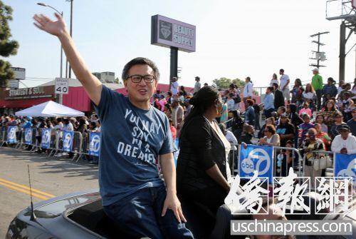 　加州州长选举惟一华裔候选人江俊辉在游行队伍中向观众挥手致意。(美国《侨报》记者邱晨摄)
