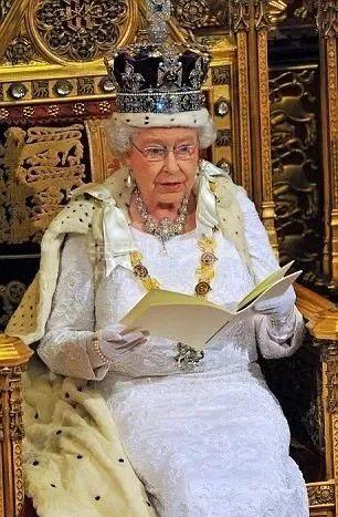 加入移民交流群)图:每日邮报下面这个红宝石头饰是缅甸赠送给女王的