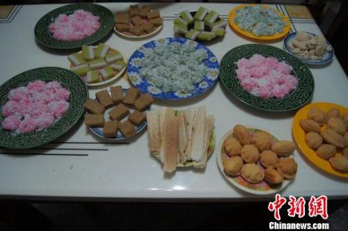 资料图:兴隆华侨农场归侨家中的香甜糕点。(<a target='_blank' >中新网</a>记者黄良策 摄) ..