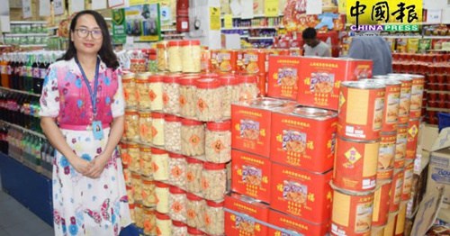 沈雯盈:同发超值市场年饼已上架。(马来西亚《中国报》/欧盛财 摄) ..