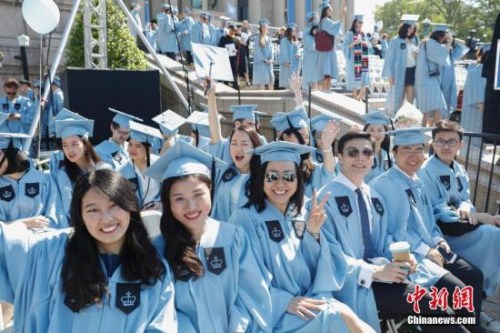 当地时间5月17日，哥伦比亚大学毕业典礼上的中国留学生。当日，纽约哥伦比亚大学在校园举行毕业典礼，15000余名学生学成毕业。 <a target='_blank' >中新社</a>记者 廖攀 摄