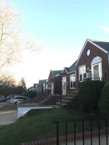 林太太20年前就希望在这一区域购买一栋连栋屋,没想到越来越买不起,如今这一区的房屋,已涨到八、九十万,而且甫一推出就有华人用现金来“抢”。(曾慧燕/摄影) ..