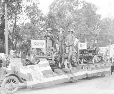 1919年5月10日，8位铺设最后一根铁轨的华工中的3名幸存者，被邀请出席美国跨州铁路合龙50周年纪念庆典。(加州铁路博物馆提供)