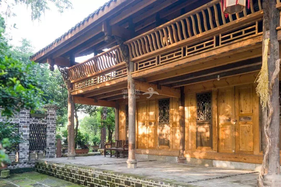 世界最奢侈房子,30亩森林400㎡中式宅院,主人却穿20元布衣捡垃圾.