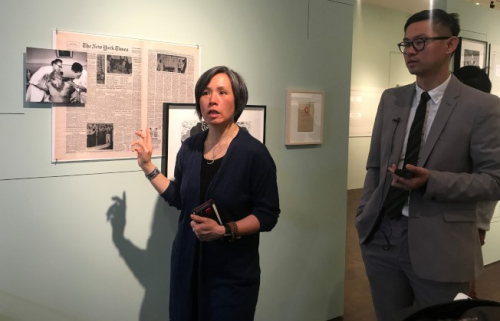 中医师彭美玉(左)和美国华人博物馆展览部主任谭海俊(右)希望中医展览可以让华裔移民后代了解自己的文化。(美国《寰球日报》/牟兰 摄) ..