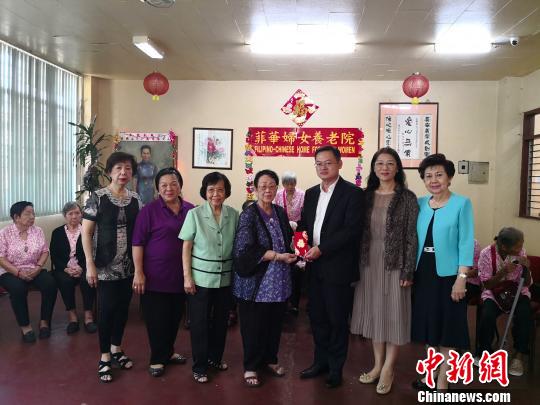当日，罗刚参赞兼总领事代表驻菲使馆向菲华妇女会捐助了一笔款项，感谢其对退休华文教师的收留与帮助。　关向东 摄