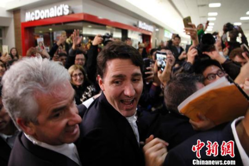 特鲁多在现场受到民众热情追捧。 余瑞冬 摄 ..