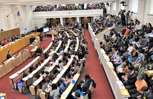 数百华人参加听证会。(美国《寰球日报》记者/刘晨懿之 摄) ..