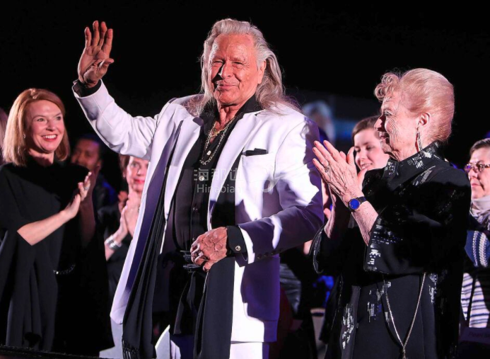 "在最终站出来指控尼加德之后,希克斯说,近30年来她向所有认识的人