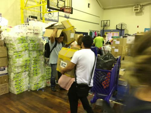 7月26日,第二批希腊华人救灾物资送达灾区救援集散中心。(图片来源:欧洲时报通讯员苏珊娜 摄) ..