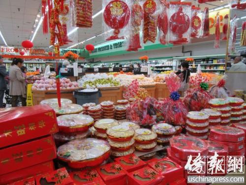 洛杉矶华人超市内传统年货商品琳琅满目。(美国《侨报》记者翁羽摄)