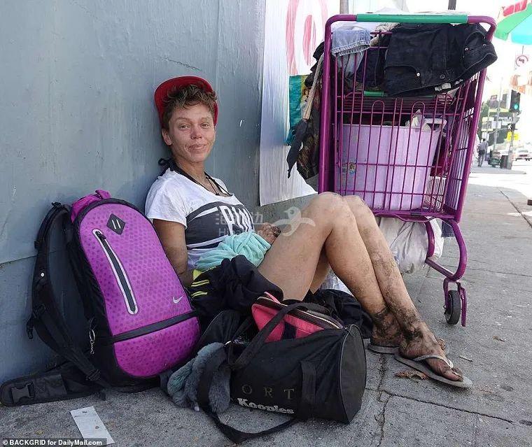 心酸性感女星流落街头一年没洗澡垃圾桶掏饭吃前夫在豪宅里发自拍