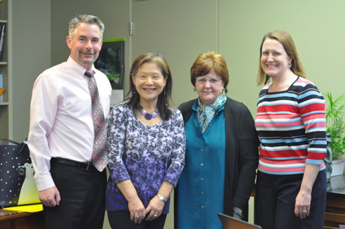 包薇(左三)表示,希望通过一连串的行动、声明,让家长知道学区愿意倾听他们的担忧,也会尽力维护他们的权利。(美国《寰球日报》记者/林亚歆 摄) ..