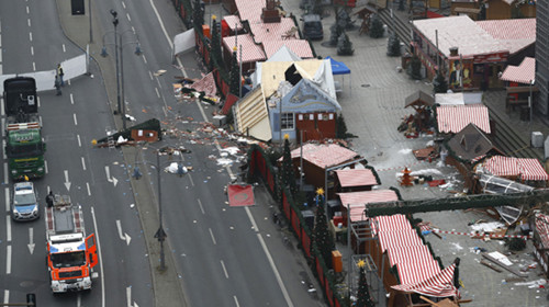 2016年12月20日，遭卡车撞击后的柏林圣诞市场一角。