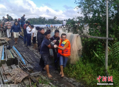 图为伤者被送往医院。 ..