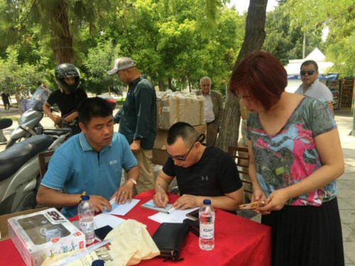 7月25日,希腊华人募捐现场。(图片来源:欧洲时报通讯员苏珊娜 摄) ..