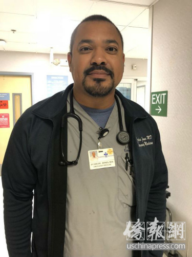 卡洛斯医生为华裔居民提供10点防暑降温建议。(侨报记者高睿摄) ..