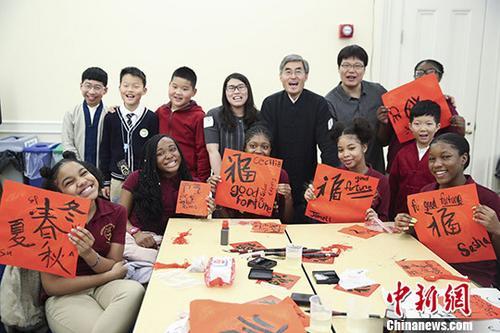 资料图:中美两国小学生体验中国传统文化。 <a target='_blank' >中新社</a>记者 廖攀 摄 ..