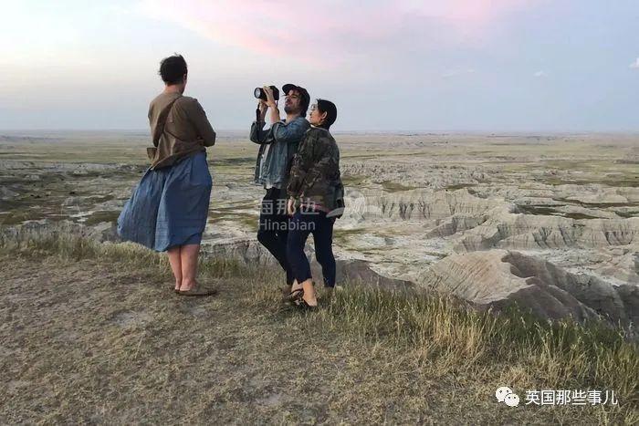 d4548ddb2a76bbfb21ba8d060d7b2dce1c-12-chloe-nomadland-bts.rhorizontal.w700.jpg ..