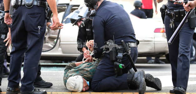 视频曝光洛杉矶市街头黑人是这样抢劫的太可恶了