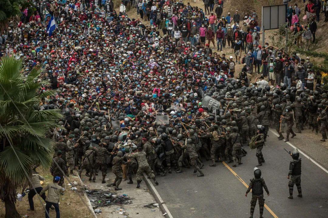 震撼9000移民大军冲向美国拜登计划推移民改革拟5年永居3年入籍给非法