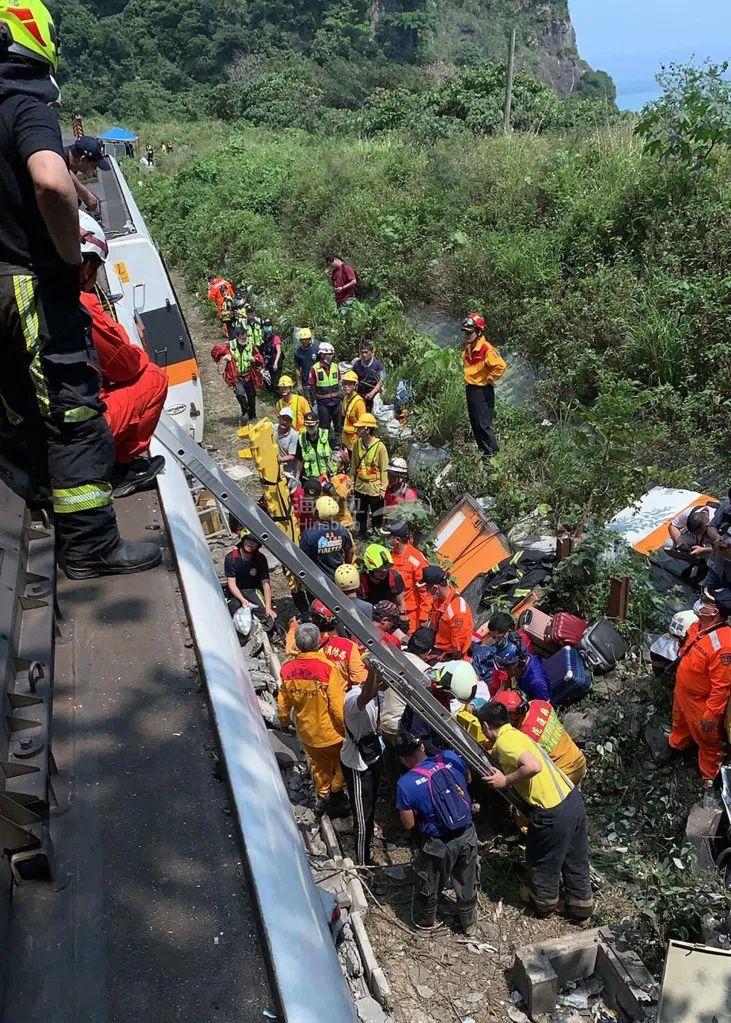 列车出轨54死 乘客爬过尸体逃生 车内人叠人如地狱!
