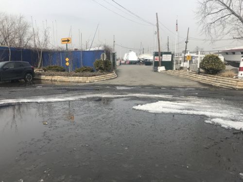 鲍威尔科夫大道一经雨雪后，周边地区变成泽国，天冷后积水都冻成冰路。(记者牟兰 摄)