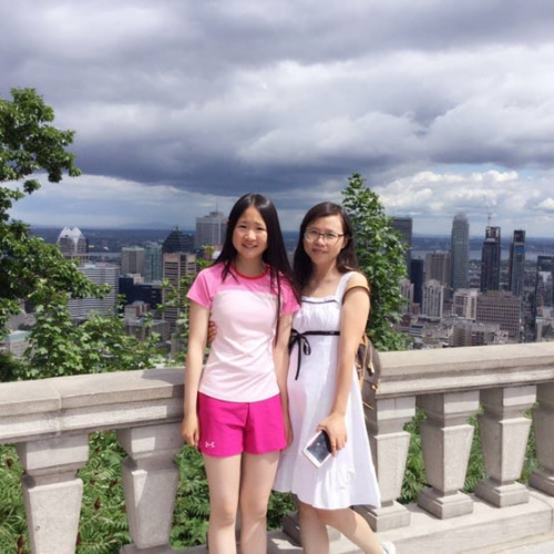 枫桥移民教育集团创办人王琳玲(右)和女儿郑恩雅(受访者供图)