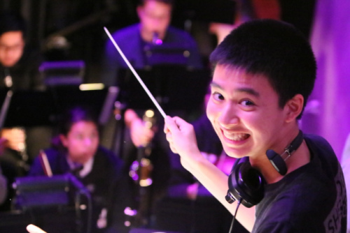 美国华裔少年朱锟指挥学校管弦乐队为小学生演奏。(美国《世界日报》/朱锟供图)