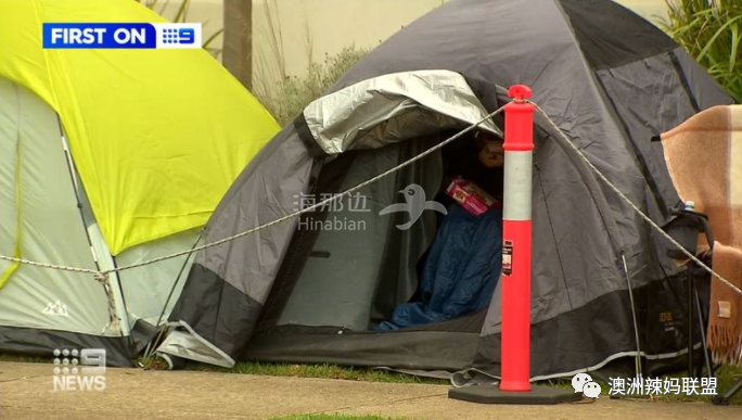 幾十名維州人寒夜冒雨搭帳篷排隊幾天幾夜竟在等這個