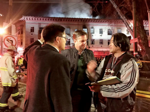 图为市长麦法恩(中)到场了解火情。(美国《寰球日报》/黄少华 摄) ..