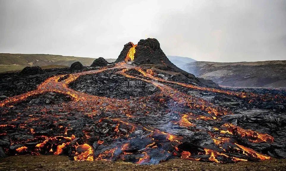 沉寂6000年的冰岛火山爆发两周停不下来居民游客干脆用岩浆烤肠