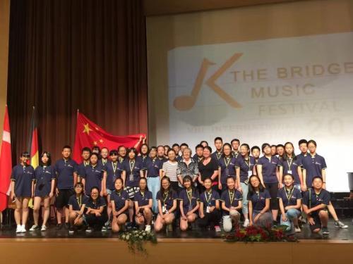 资料图：当地时间2017年7月22日，中国合唱团在匈牙利音乐桥国际艺术节上获佳绩。图为获得金奖的北京潞河中学韵之灵合唱团。(匈牙利《欧洲论坛》)