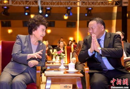 图为裘援平(左)在典礼会场与新闻人物当选代表、巴拿马共和国总统顾问陈国基交流。<a target='_blank' >中新社</a>记者 侯宇 摄 ..