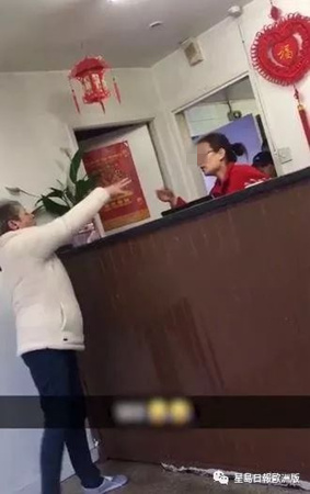 白人蛮妇用手指着中餐店雇员，大声辱骂：“你坐船来的！”(《星岛日报》欧洲版微信公众号)