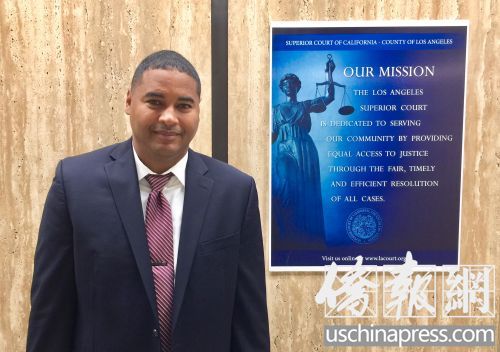 检察官麦肯尼17日在洛杉矶县高等法院刑事庭外接受采访。(侨报记者邱晨摄) ..