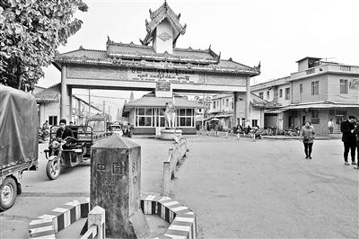 瑞丽口岸界碑,对面就是境外 ..