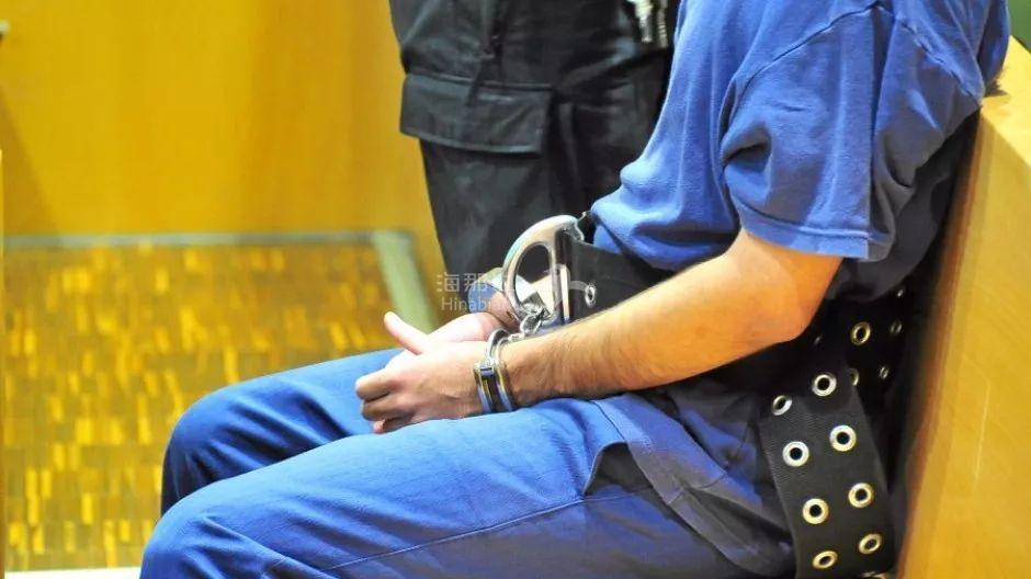 难民当庭抢夺警察配枪要射杀法官事后完全不后悔